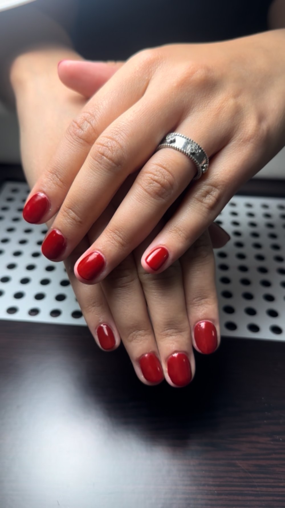 Ongles au vernis rouge réalisés chez Khadi Beauty